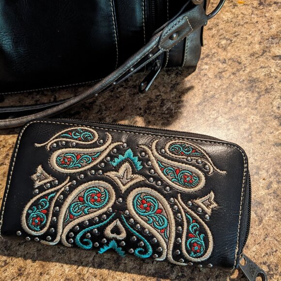 American Bling Western purse with concealed gun pocket and matching wallet - Picture 4 of 4